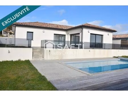 magnifique villa lumineuse de plain pied avec piscine.