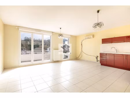 spacieux t3 situe en dernier etage avec terrasse et garage -