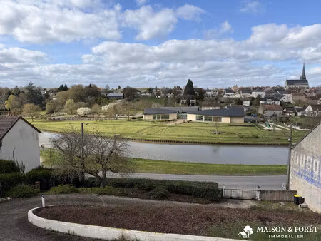 pavillon avec vue sur le canal