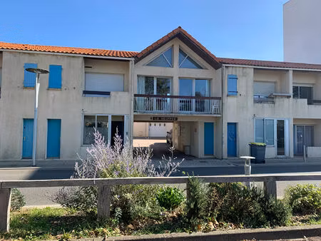 a louer : studio avec parking en centre-ville à st gilles croix de vie