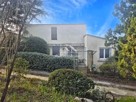 située à saint privat des vieux  maison de plain-pied  3 chambres avec garage.