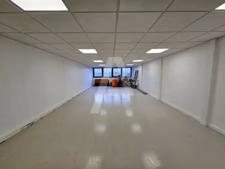 a vendre : surface de bureaux / stockage à evry-courcouronnes