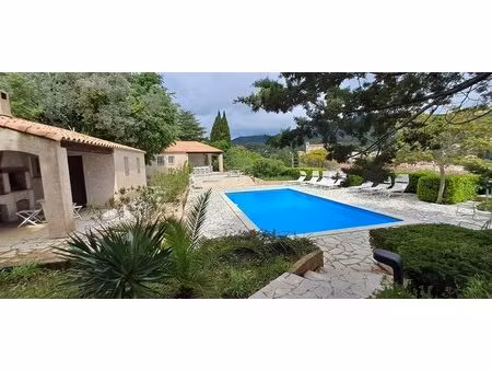 propriete de famille dominant le village