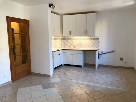 location appartement 3 pièces 58 m² à cuers (83390)