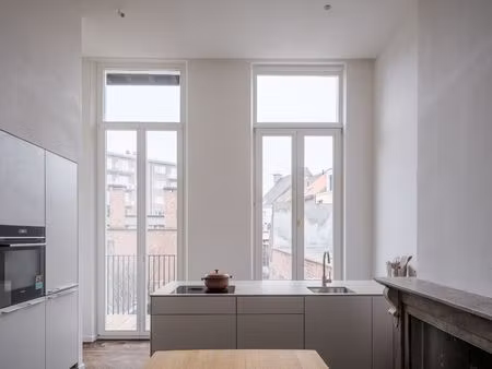 gerenoveerd tweeslaapkamerappartement met zonnig terras in een voormalige herenwoning  nab