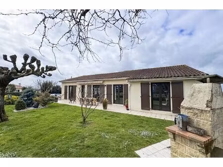 charmante maison de plain pied avec piscine  à proximité de jarnac