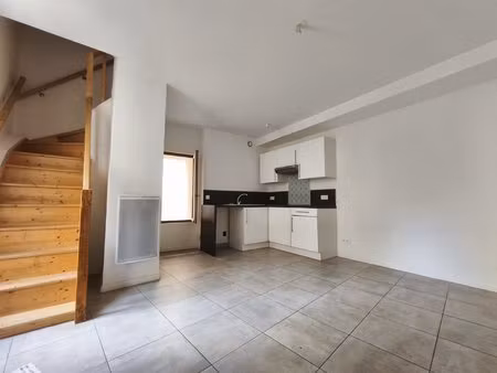 vend maison de village t2 bis avec terrasse et place de parking à capestang