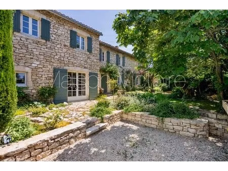 charmante ferme en pierre avec jardin clos et piscine.