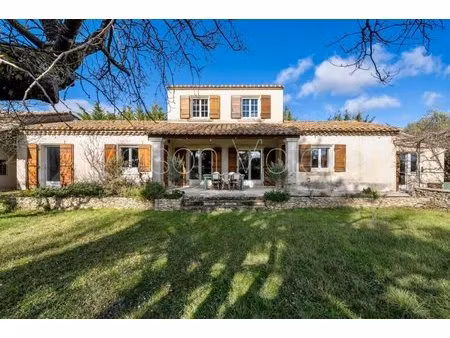 villa avec vue sur le luberon  piscine et jardin clos.