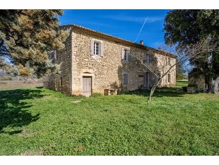 ancienne ferme en pierre à rénover à cabrières d'avignon.