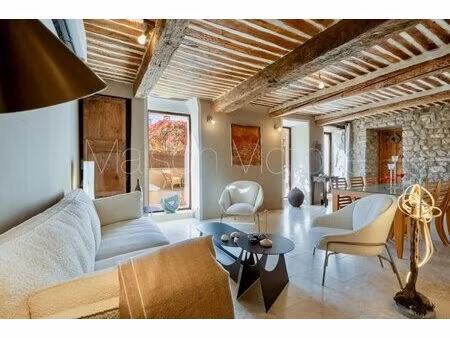 superbe maison de village rénovée au coeur de rustrel.