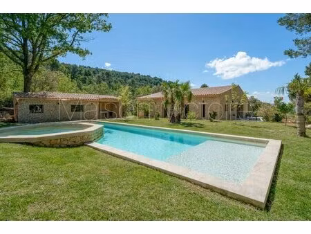 sublime maison contemporaine en position dominante.