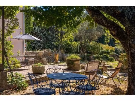 maison élégante au caractère provençal préservé à venasque.