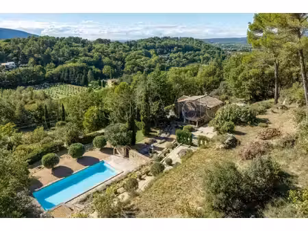 véritable havre de paix avec belle vue  piscine et jardin.
