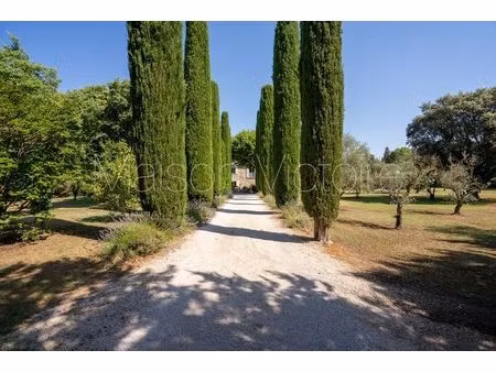 mas en pierre de caractère entouré de jardins paysagers.