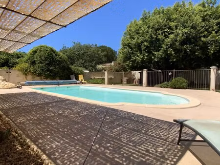villa de plain pied sur terrain avec piscine