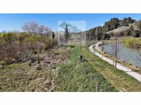 terrain rare et unique au bord du canal du midi