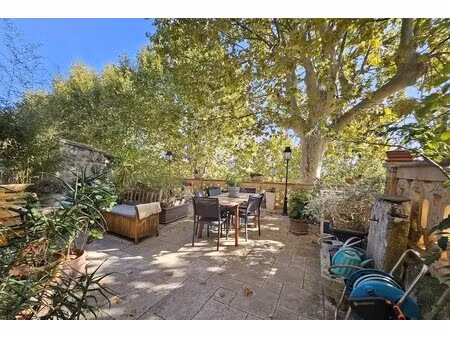 demeure du 16 ème siècle issue d'un ancien château renaissance  mais dont la construction.