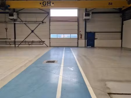 a vendre/a louer  bâtiment d'activités de plus de 1900 m²  édifié sur un foncier de 4100 m