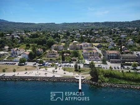 appartement avec terrasse et vue contemplative sur le lac