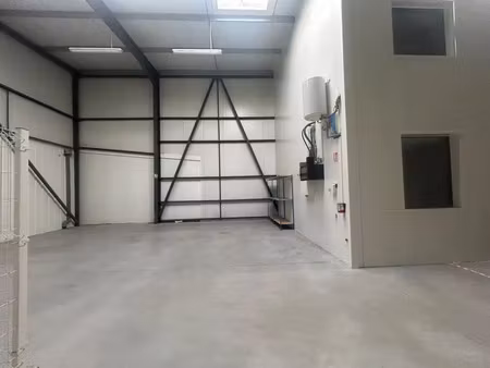 a louer locaux de stockage 340m2 caudan