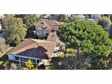 maison bourgeoise en pierre   belles prestations .