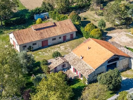 maison en pierres et dépendances