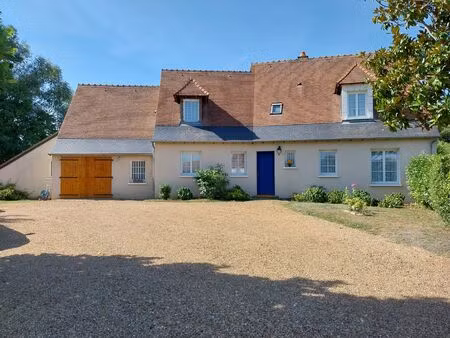 maison traditionnelle de qualité sur un beau terrain aménagé de 2140m² avec piscine couver