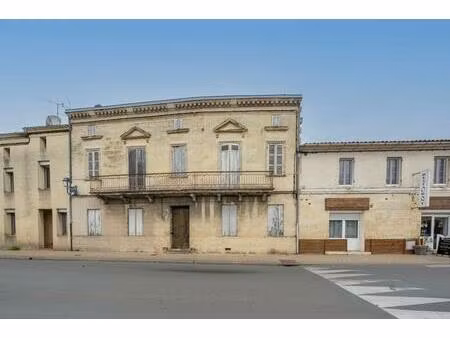 maison 8 pièces de 400 m2 située à saint-médard-de-guizières