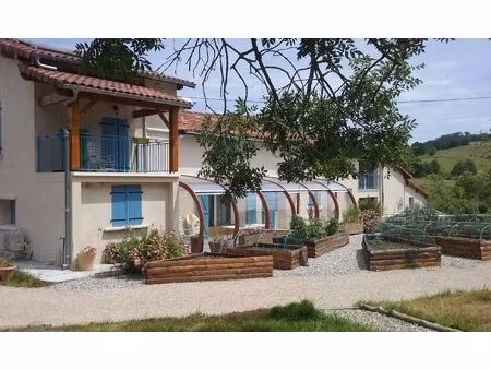 exceptionnel corps de ferme entièrement autonome .