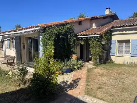 maison individuelle de trois chambres avec piscine  grange  jardin et petit bois