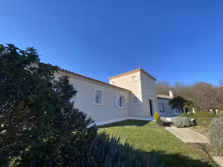 proche barbezieux. maison d'architecte  gîte  piscine  terrain paysager  vues à couper le.