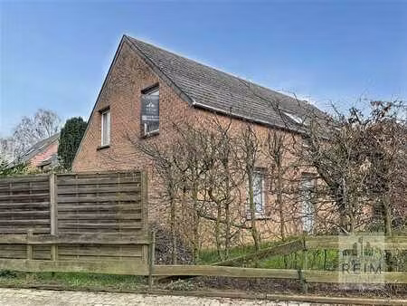 situation idéale pour cette maison avec permis pour la rehau