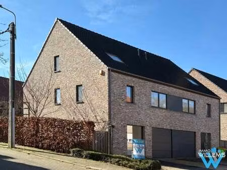 maison semi-ouverte – moderne  soignée et écoénergétique