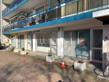 commerce rdc à vendre +4 parkings & box de garage fermé.