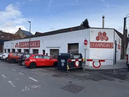 surface commerciale de +/-500 m2: showroom  bureaux  grand t