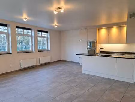 mooi gelijkvloers appartement met tuin en garage