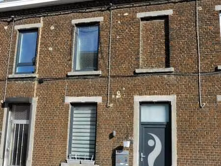 splendide maison attenante en parfait état...