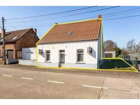 maison à rénover/2chbres/jardin/cour