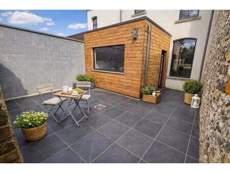 magnifique maison de ville 3 chambres avec jardin.