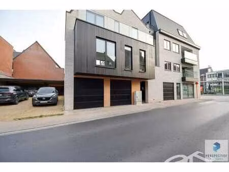 ruime garagebox met automatische poort