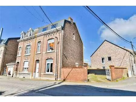 jolie maison 3 façades idéalement située !