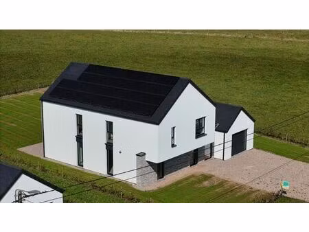 maison zéro énergie avec label a++ dans un endroit bucolique