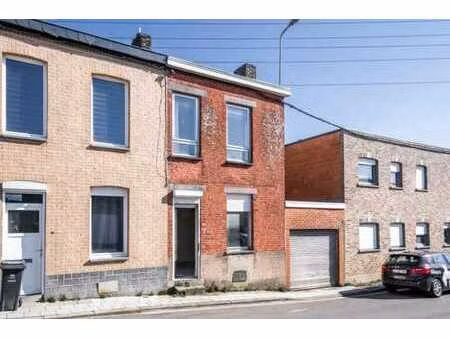 maison 2 façades à rénover avec garage et atelier.