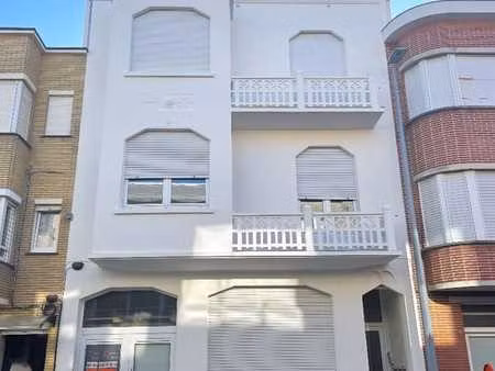 belle maison de l'entre-deux-guerres divisée en trois grands