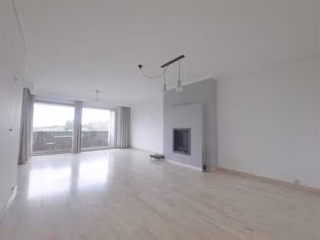 uccle st-job: appartement deux chambres avec terrasse