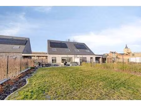 recente halfopen woning met tuin en carport