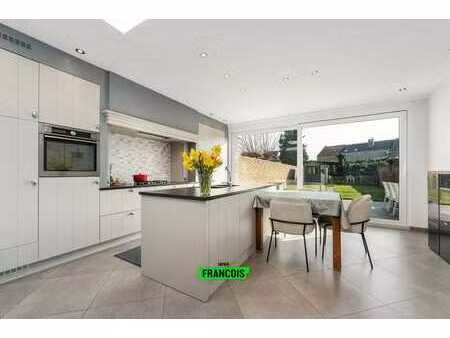 maison rénovée avec des matériaux de qualité avec jardin et…