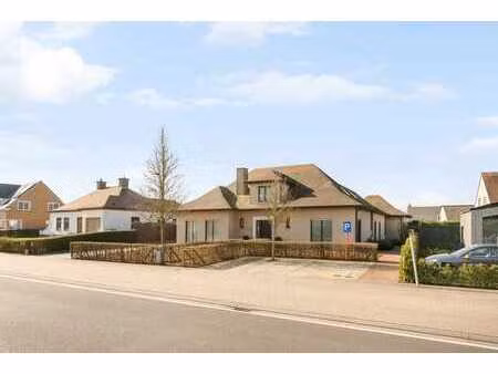 maison spacieuse avec espace de pratique et piscine.