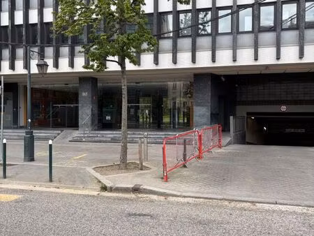 place de parking sécurisée pour grand véhicule – neuilly-sur-seine (92)